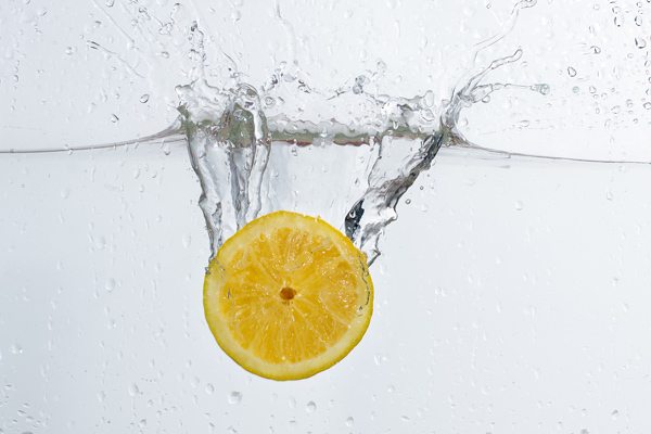 Lemon in the water wallpaper