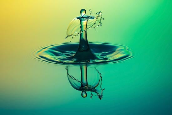 Wallpaper | A drop of colorful water